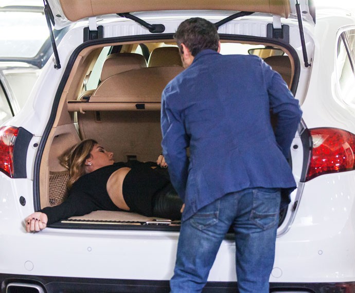 O ex-vereador coloca a loira dentro do porta-malas do carro (Foto: Artur Meninea / Gshow)