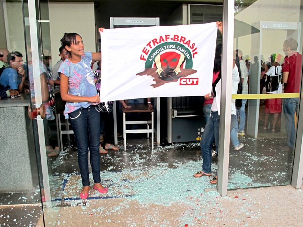 Manifestantes ocuparam a sede do Dnit na tarde desta quarta-feira (24); porta de vidro da entrada do órgão foi quebrada durante o tumulto (Foto: Lucas Nanini/G1)