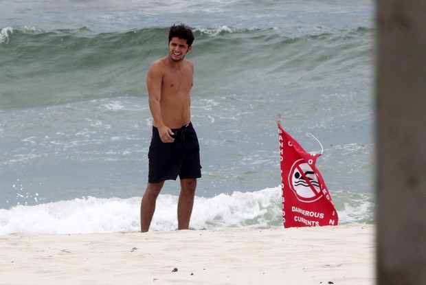 Bruno Gissoni correndo na praia da Barra da Tijuca, RJ (Foto: Marcos Ferreira / FotoRioNews)