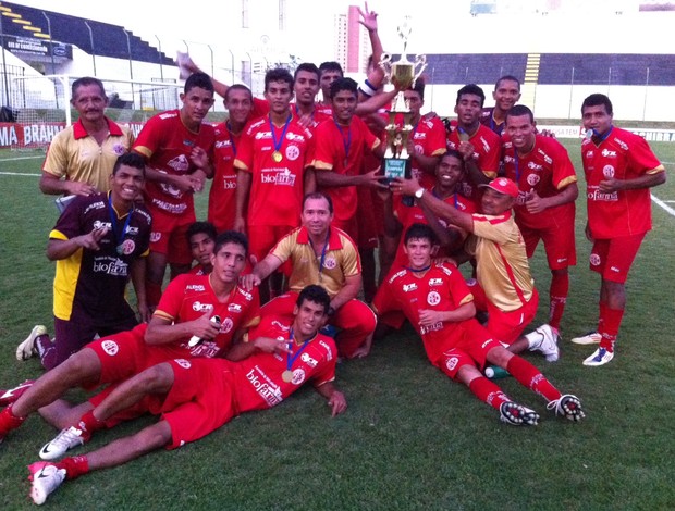 Jogadores do América-RN comemoram título do Campeonato Potiguar Sub-20 (Foto: Matheus Magalhães/GLOBOESPORTE.COM)