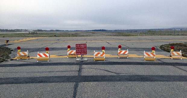 Motoristas circularem pela zona reservada aos aviões privados do aeroporto de Fairbanks (Foto: Fairbanks International Airport/AP)