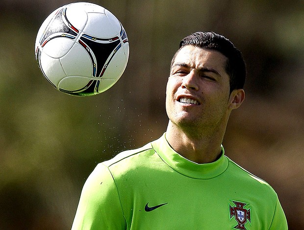 Cristiano Ronaldo no treino de Portugal (Foto: EFE)