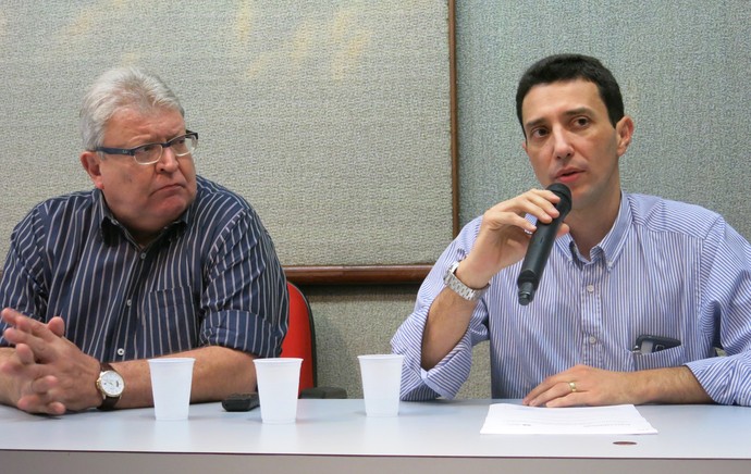 Clovis Munhoz e Gustavo Gouvea - coletiva médicos vasco (Foto: Edgard de Sá) Clovis Munhoz e Gustavo Gouvea - coletiva médicos vasco (Foto: Edgard de Sá)