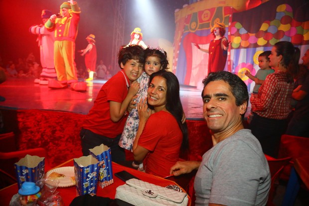 Nivea Stelmann e família em circo (Foto: Wallace Barbosa / AgNews)