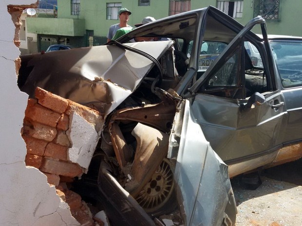 Cinco pessoas ficam feridas após carro bater em parede de bar em Serrania, MG (Foto: Danielle Silva) Cinco pessoas ficam feridas após carro bater em parede de bar em Serrania, MG (Foto: Danielle Silva)