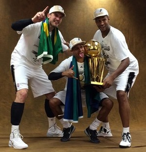 Tiago Spitter, Patty Mills e Boris Diaw comemoram com troféu da NBA (Foto: Reprodução Instagram)