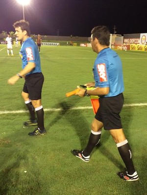 Assistente Ubiratan Bruno Viana - assistente potiguar - bandeirinha quebrada (Foto: Jocaff Souza/GloboEsporte.com)