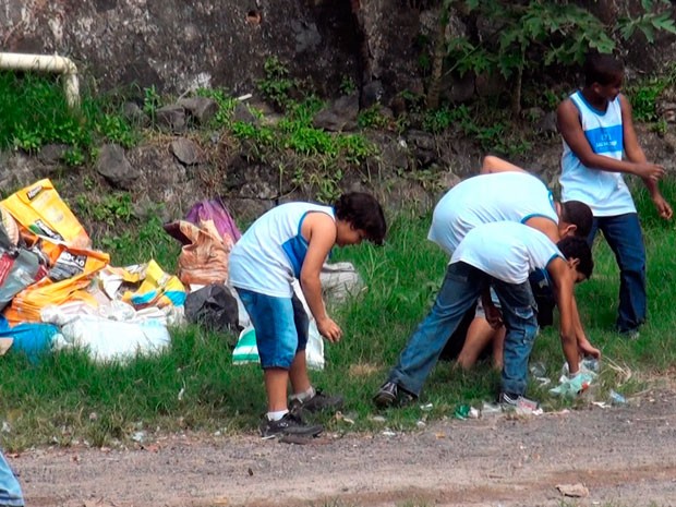 Crianças participam de ação em defesa do meio ambiente no Dique do Tororó (Foto: Ivanildo Santos/TV Bahia) Crianças participam de ação em defesa do meio ambiente no Dique do Tororó (Foto: Ivanildo Santos/TV Bahia)