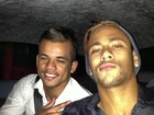 De touca e camisa social, Neymar posta foto cheio de marra