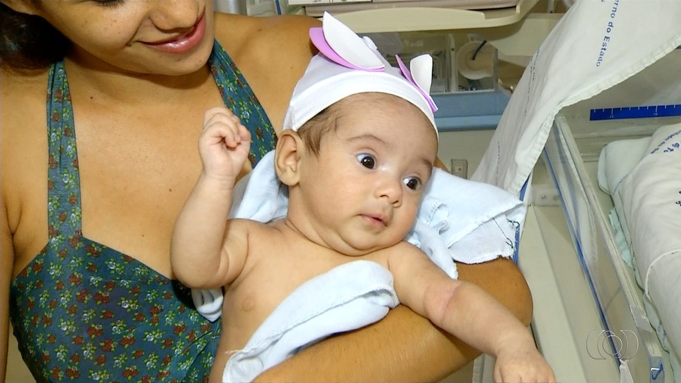 Bebês usam orelhas de coelho para lembrar a Páscoa (Foto: Reprodução/TV Anhanguera)