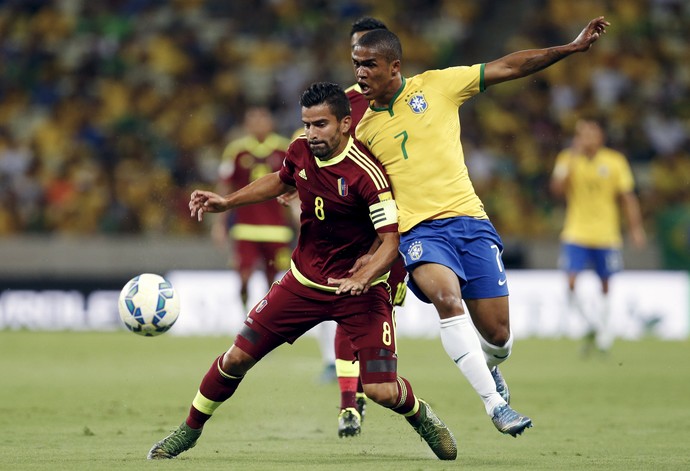 Douglas Costa Brasil x Venezuela eliminatorias (Foto: Reuters)