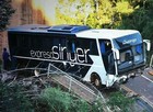 Ônibus cai de ponte na Argentina; 2 morreram (AFP PHOTO / NA)