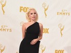 Lady Gaga aposta em look clássico para riscar tapete vermelho do Emmy