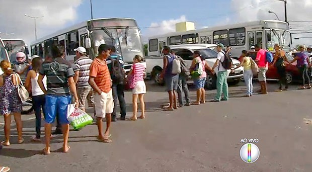 Cansados de esperar pelos ônibus, usuários do transporte público se revoltaram e fecharam avenida na Zona Norte de Natal (Foto: Reprodução/Inter TV Cabugi)