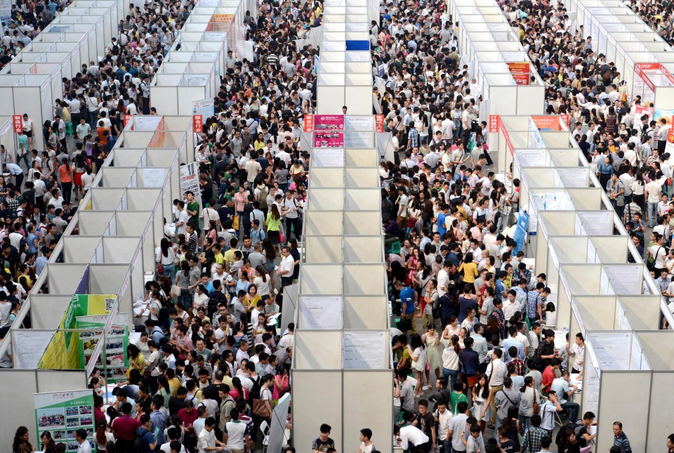 Desempregados em busca de oportunidade de trabalho em feira de Chongqing