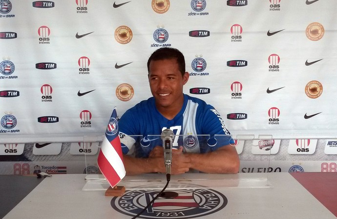 Marcos Aurélio é apresentado e veste a camisa do Bahia (Foto: Rafael Santana)