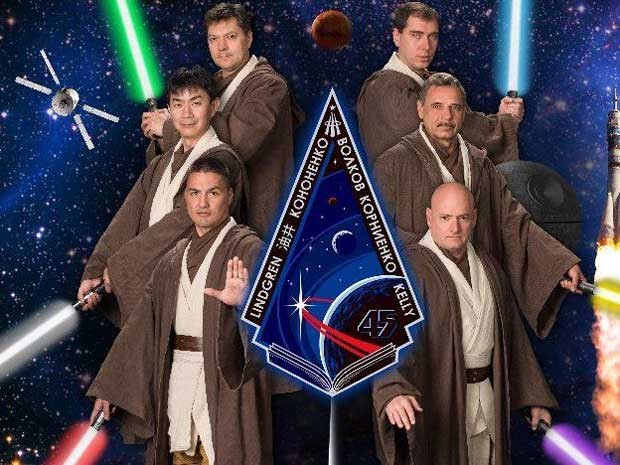 Integrantes de próxima expedição à EEI já haviam entrado na brincadeira e posado como Cavaleiros Jedi para uma foto oficial no início deste ano. (Foto: Nasa / Via BBC)