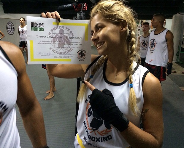 Bruna ganha certificado de troca de faixa (Foto: Arquivo Pessoal)
