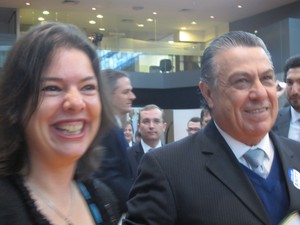 Letícia Queiroz de Andrade e Carlos Eduardo Prado, representantes do Consórcio Planalto, após o anúncio do resultado do leilão (Foto: Clara Velasco/G1)
