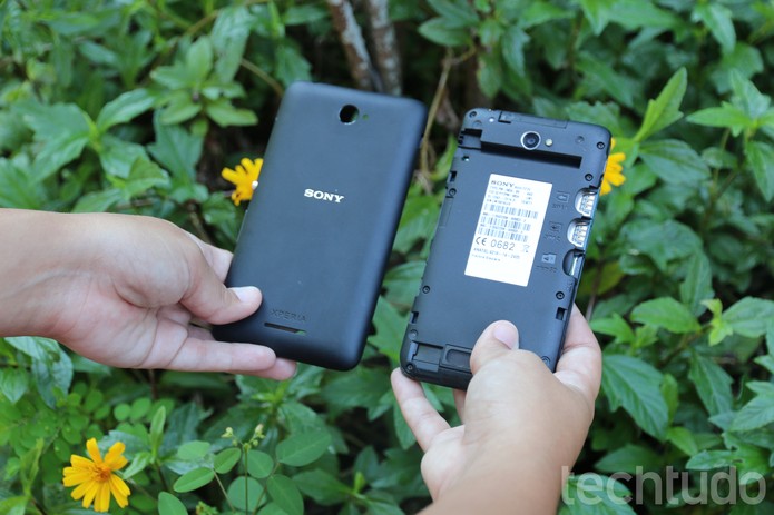 A bateria do Sony Xperia E4 não é removível (Foto: Luana Marfim\TechTudo) A bateria do Sony Xperia E4 não é removível (Foto: Luana Marfim\TechTudo)