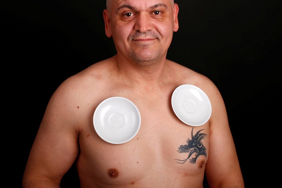 Halilagic é capaz de segurar mesmo objetos que não são de metal (Foto: Dado Ruvic/Reuters)