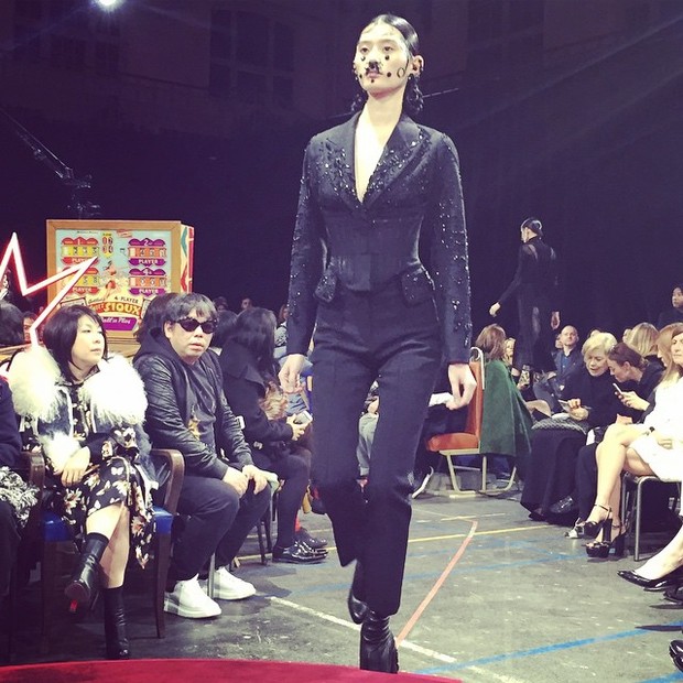 Grife Givenchy enche o rosto das modelos com piercing em desfile (Foto: Repodrução / Instagram)