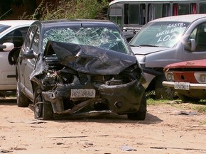 Carro envolvido no acidente em Boa Viagem ficou completamente destruído (Foto: Reprodução/TV Globo)