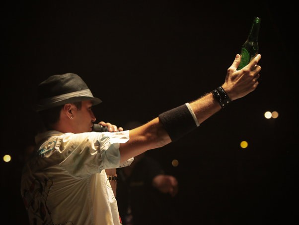 Latino com uma das garrafas atiradas no palco (Foto: JD Modesto / Divulgação)