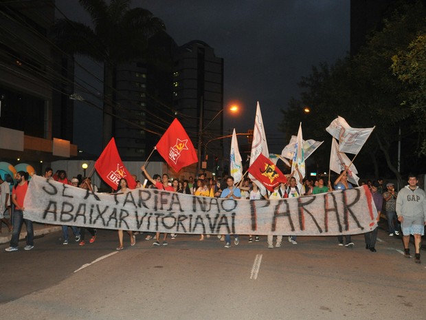 G1 Grupo protesta contra aumento da tarifa de ônibus na Grande