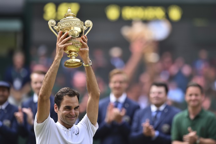 Roger Federer troféu Wimbledon (Foto: Glyn KIRK / AFP)