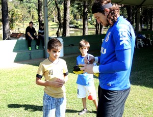 Goleiro e rockeiro, garoto ganha luvas do ídolo Cássio em Extrema