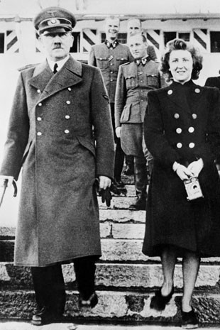 Eva Braun com Hitler (Foto: INP/AFP)