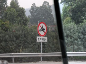 Placa mostra restrição à circulação de motos em estradas na China (Foto: Rafael Miotto/G1)