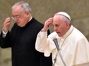 Papa Francisco faz o sinal da cruz durante a audiência geral desta quarta-feira (20) no Vaticano (Foto: Gabriel Bouys/AFP)