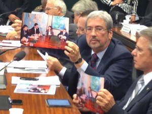 Deputados de oposição exibem foto de reunião entre Dilma, Lula, o ex-presidente da Petrobras Sérgio Gabrielli e o ex-diretor da empresa Paulo Roberto Costa (Foto: Renan Ramalho / G1)