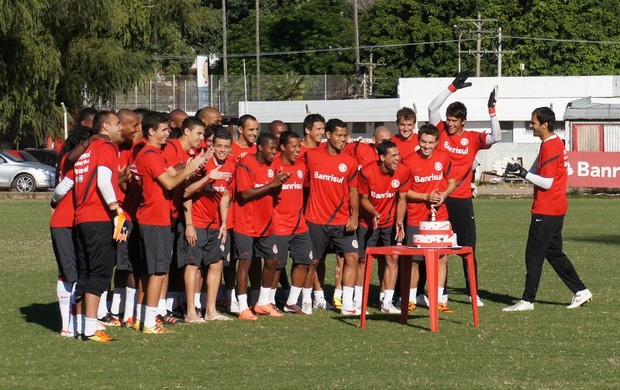 Jogadores do Inter parabenizam clube pelo aniversário  (Foto: Diego Guichard/GLOBOESPORTE.COM)