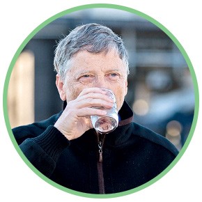 EU BEBO, SIM, E ESTOU VIVENDO Bill Gates, padrinho da miniestação de tratamento de esgoto. “É água”, disse ele, após provar (Foto: gatesnotes.com)