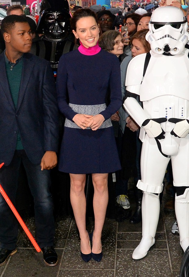 Daisy Ridley, a catadora de lixo Rey no filme Star Wars: O Despertar da Força, usa look especial durante lançamento vip  (Foto: AKM)