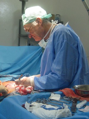 McMaster faz cirurgia em hospital improvisado em caverna na Síria (Foto: Divulgação/MSF)