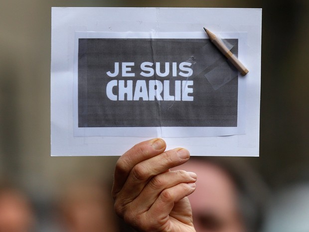 Uma pessoa exibe um cartaz com um lápis onde se lê 'Eu sou Charlie' durante um minuto de silêncio em Estrasburgo, na França (Foto: Vincent Kessler/Reuters) Uma pessoa exibe um cartaz com um lápis onde se lê 'Eu sou Charlie' durante um minuto de silêncio em Estrasburgo, na França (Foto: Vincent Kessler/Reuters)