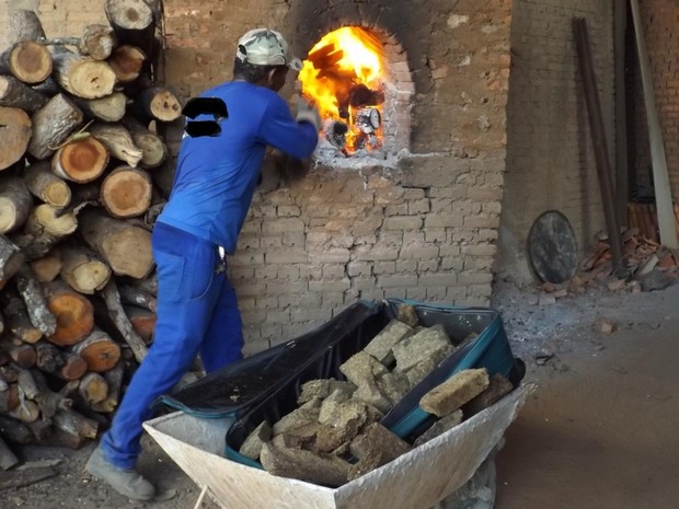 Foram destruídas pelo fogo pedras de crack, maconha e cocaína (Foto: Marcelo Gris/GuaraíNotícias)