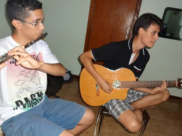 Yves Yuri Olivera da Silva (à direita) com um amigo e o violão em fotografia de 2014; ele comprou o instrumento em 2007 por R$ 290 (Foto: Arquivo pessoal/Divulgação)