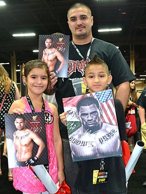 Alexis, José e José Jr. mostram fotos autografadas por Cain Expo UFC 162 (Foto: Adriano Albuquerque)