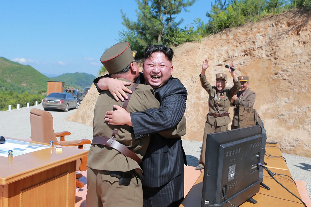 Kim Jong-un comemora lançamento de míssil intercontinental (Foto: KCNA/Reuters)