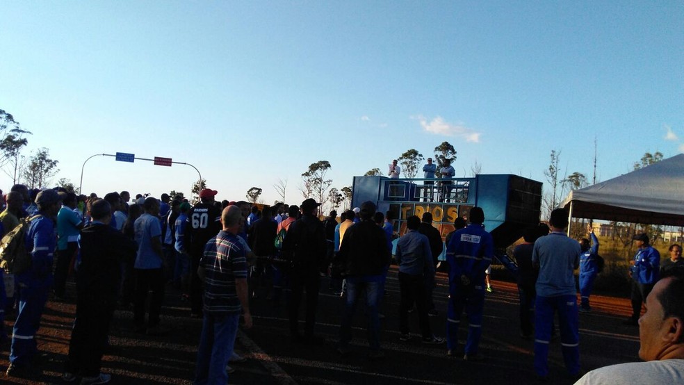 Manifestantes aglomerados em volta de carro de som, em frente à Papuda (Foto: Reprodução)