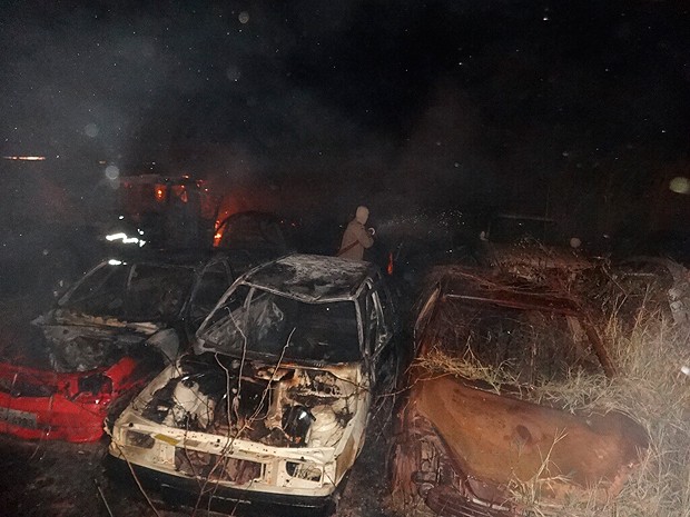 Carros são destruídos por incêndio em Barreiras (Foto: Jadiel Luiz/Blog do Sigi Vilares)