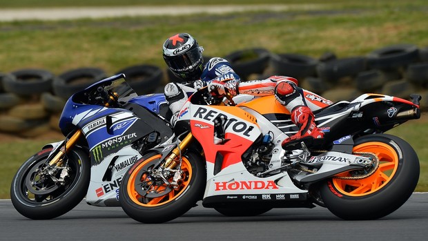 Jorge Lorenzo olha para Marc Márquez após o toque dos dois na saída dos boxes (Foto: AFP) Jorge Lorenzo olha para Marc Márquez após o toque dos dois na saída dos boxes (Foto: AFP)