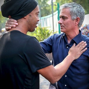 Ronaldinho Gaúcho cumprimenta José Mourinho na Cidade do México (Foto: Reprodução Instagram)