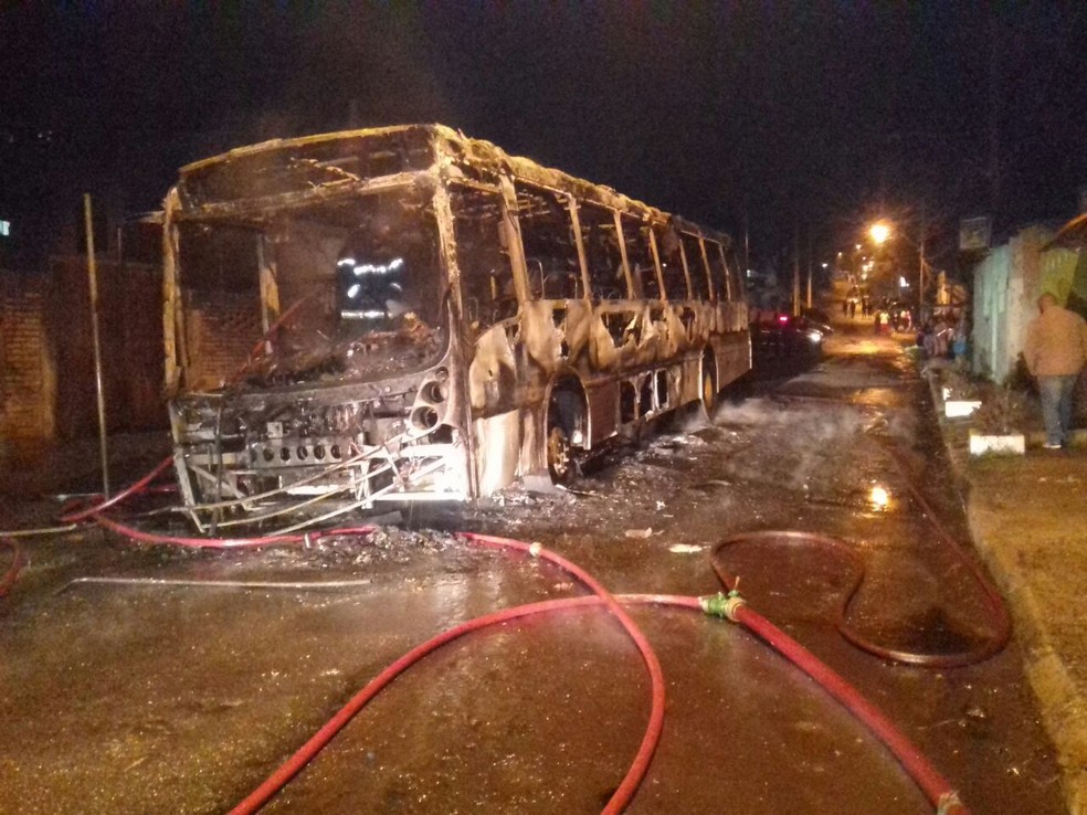 Ônibus ficou completamente destruído pelo fogo em Porto Alegre (Foto: Divulgação/Brigada Militar)