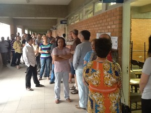 Eleitores na fila para votar na Univali, em Itajaí, SC (Foto: Bianca Ingletto)